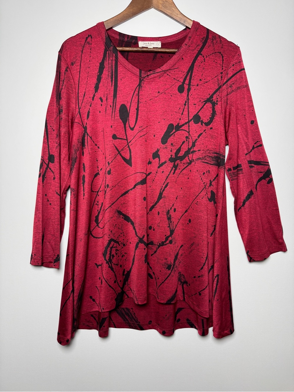 Jess & Jane Women’s Large Red Tunic features a bold black abstract splash print
